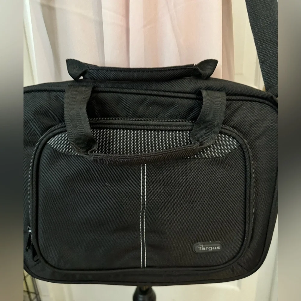 Targus black laptop case / travel bag